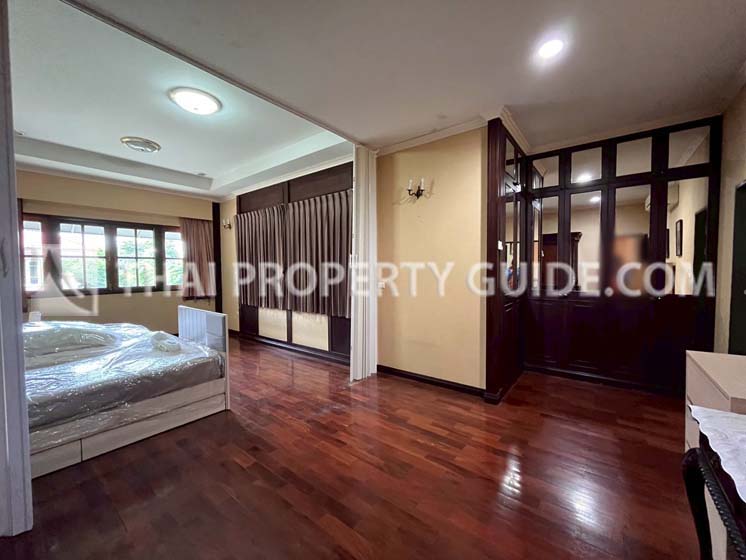 House with Shared Pool in Srinakarin 
